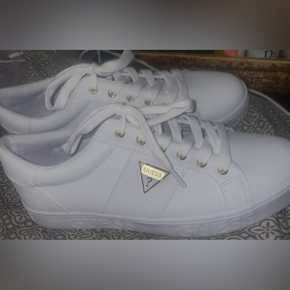 Women’s GUESS Astray Sneaker in White size 10 - Picture 8 of 9